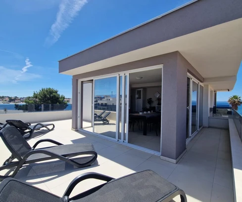 Vir, appartamento su due piani a 40 m dal mare, terrazza sul tetto con vista panoramica sul mare