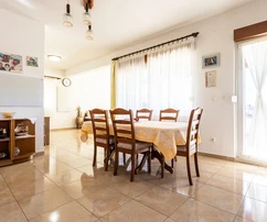 Casa familiar en venta en Trogir en un barrio tranquilo de Croacia