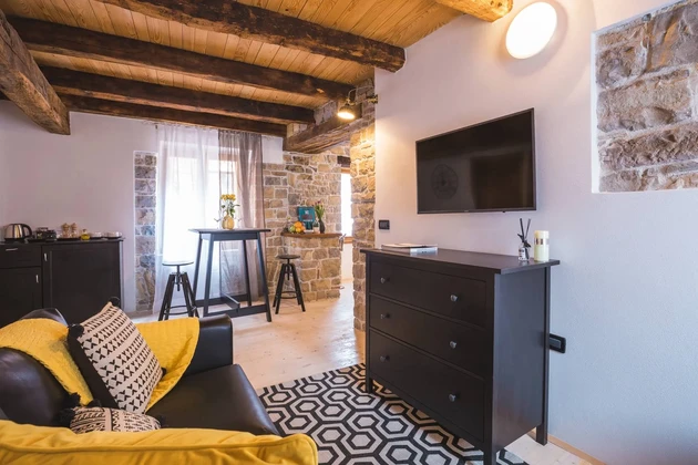 Sorházi otthon apartmanokkal és üzlethelyiségekkel eladó Oprtaljban Horvátországban