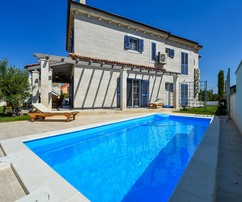 Kő villa Murteren