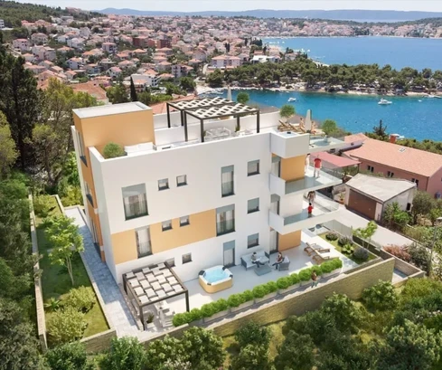 Trogir, Čiovo, 2 hálószobás penthouse 72 m2 + tetőterasz 74 m2, tengerre néző kilátás