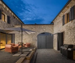 Istria, Parenzo: Moderna casa in pietra vicino alla costa