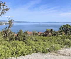 Opatija, Volosko, tři byty o celkové ploše 139 m² s panoramatickým výhledem na moře a prostornou zahradou.