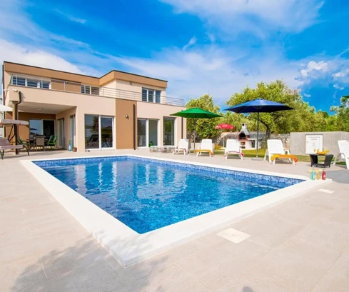 Modern villa medencével és panorámás kilátással Vodnjanban eladó Horvátországban