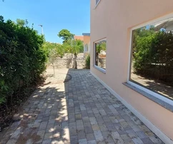 Jižní strana ostrova Vir, 60 m. připojení vody a kanalizace k pláži.
