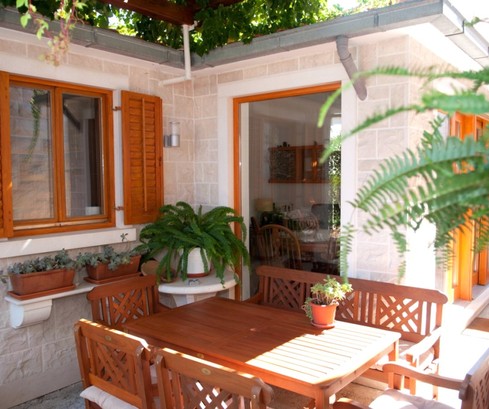 Encantador apartamento en Brac con patio y cocina de verano