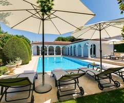 Villa medencével, tágas kerttel, Poreč.