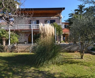 VILLA INDIPENDENTE CON AMPIO GIARDINO E GARAGE!