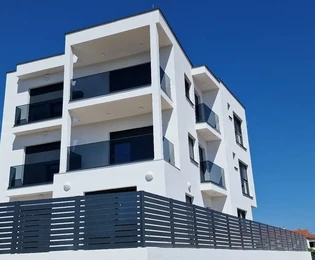Rogoznica, appartamento duplex con tre camere da letto, 86 m2, vista mare, a 100 m dal mare