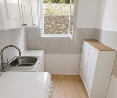 Cres, Martinscica, freistehendes Haus, 148 m², zwei Wohnungen, nur 150 m vom Meer entfernt