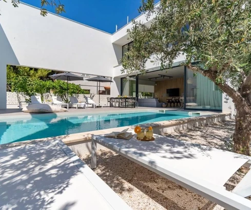 Moderna villa en venta en Brač a pocos pasos del mar en Croacia