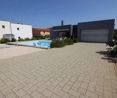 Krásně zrekonstruovaná přízemní vila s garáží a bazénem na velkém pozemku