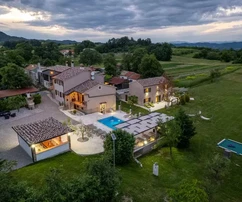 Istria, Pićan: Tenuta con 3 ville su un ampio terreno