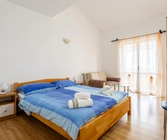 Villa mit mehreren Wohnungen und Pool in Primošten zu verkaufen in Kroatien