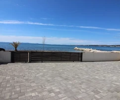 Lato sud, prima fila sul mare, piano terra