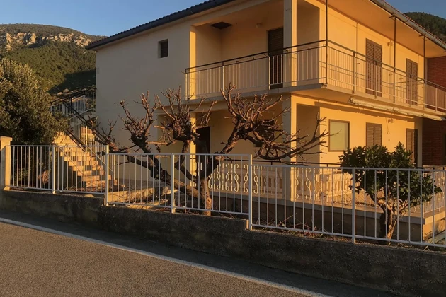 Maison spacieuse à vendre avec vue sur la mer à Komiža en Croatie