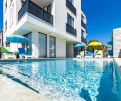 Modern apartmanház medencével és tengerre néző kilátással, Medulin, ISZTRIA