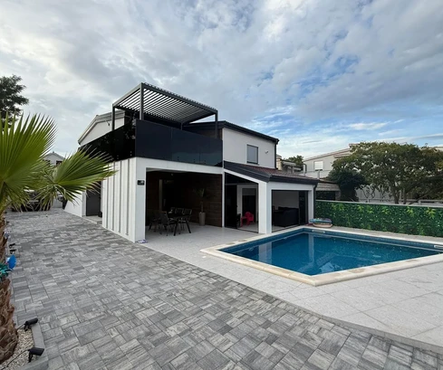 Moderna casa bifamiliare con piscina in vendita a Vir in Croazia