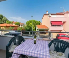 Istrie, Pula Valdebek : Immeuble d'appartements près de la ville