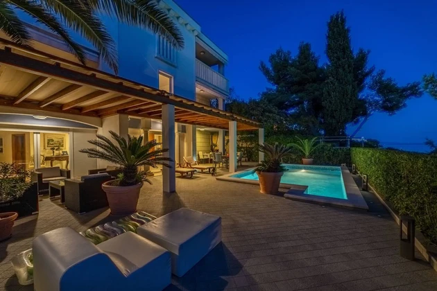 Villa moderna en venta justo en la orilla del mar en Okrug, Croacia