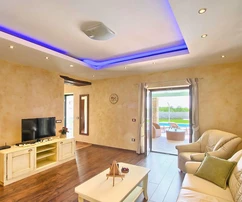 Tinjanban modern, kőből épült villa medencével eladó Horvátországban