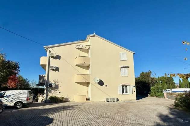 APPARTEMENT MEUBLÉ AVEC JARDIN, À 800 M DE LA PLAGE !