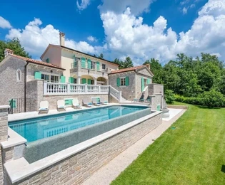 Villa in pietra con piscina, posizione tranquilla, proprietà unica, nei dintorni di Pazin.