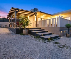 Maison moderne de plain-pied avec cour à vendre à Bilice en Croatie