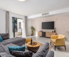 FRISSEN FELÚJÍTOTT LUXUSVILLA KÉT APARTMANNAL, EXKLUZÍV HELYEN, 100 M-RE A TENGERTŐL!