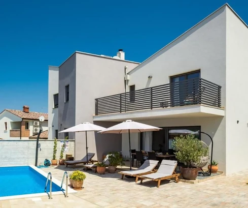Semi-detached home with pool for sale in Poreč in Croatia