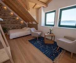 Kőből épült ház közvetlenül a tengerparton eladó Kaštelában Horvátországban