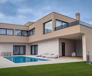 Istria, Tinjan, luxusný moderný dom s vyhrievaným bazénom a panoramatickým výhľadom na Učku