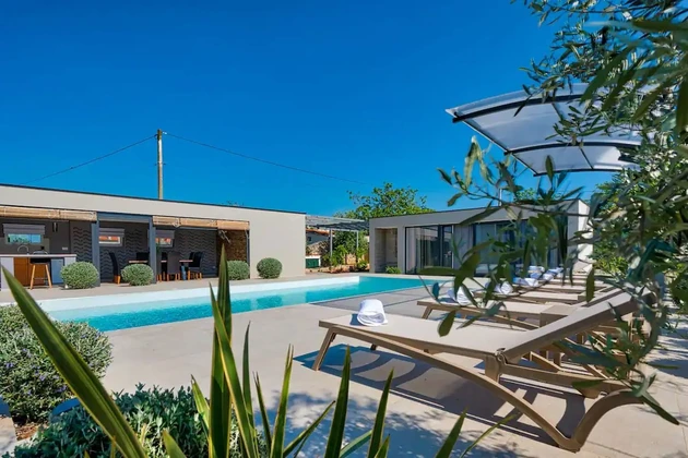 Villa moderna con piscina en venta en Marčana, Croacia