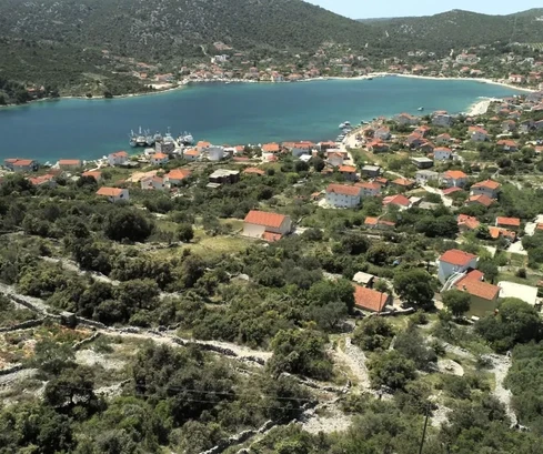 Marina,Vinišće,građ. zemljište 656 m2,pogled na more,320m od mora