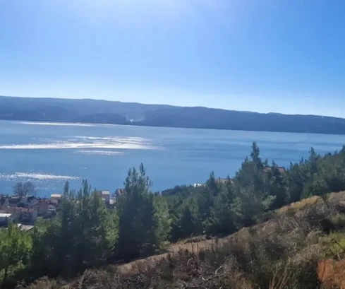 Dugi Rat, építési telek 617 m2, tengerre néző kilátás, 600 m-re a strandtól