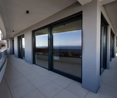 Lovran, exkluzívny penthouse v novostavbe s rozlohou 196,25 m² a otvoreným výhľadom na more
