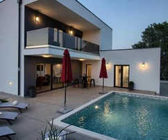 Istria, Ližnjan, Villa moderna con piscina y vistas panorámicas