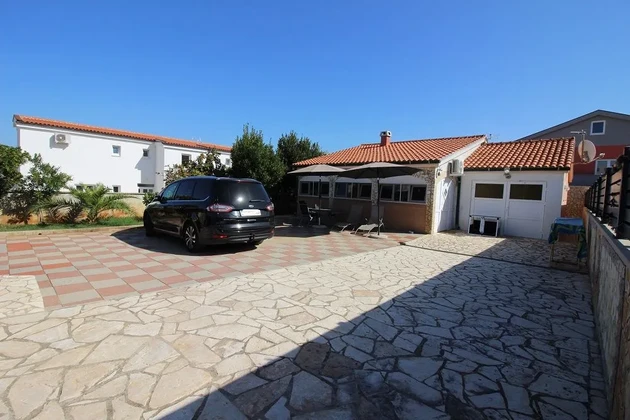 Einfamilienhaus mit Garage, zweite Reihe zum Meer