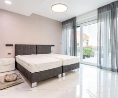 Wohnung auf Hvar im ersten Stock mit Terrassen zu verkaufen in Kroatien