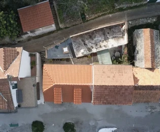 Drvenik Veliki, 2 domy w szeregu z garażem, tawerną i ogrodem, 1. linia brzegowa.