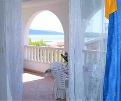 Palazzina a Rogoznica con vista sul mare e servizi