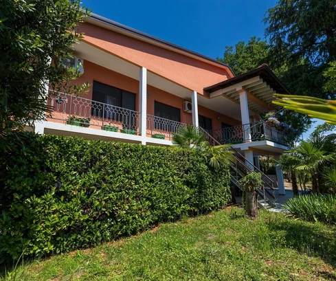 Lovran, dom wolnostojący na przestronnej działce, 200 m od plaży