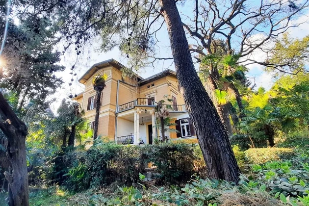 EXCLUSIVA VILLA AUTÓCTONA AUSTRO-HÚNGARA, EN UBICACIÓN ATRACTIVA, ¡A 50 M DEL MAR!
