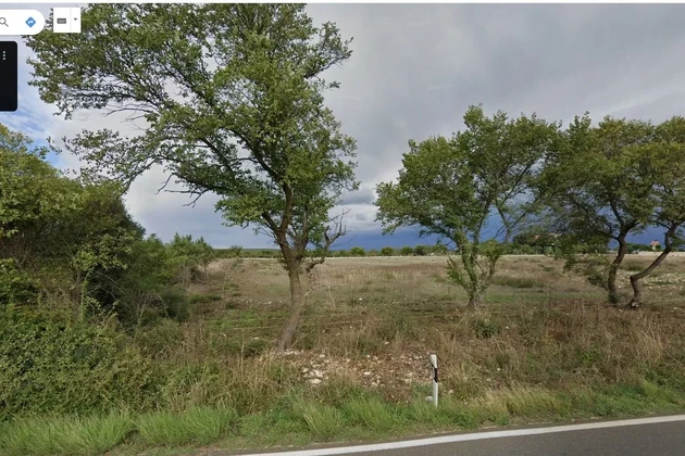 Działka budowlana przy głównej drodze Žerava, 8 km od Zadaru