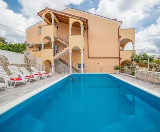 Trogir, Doppelhaushälfte 471 m2 mit Swimmingpool, 25 vom Meer entfernt, offener Meerblick