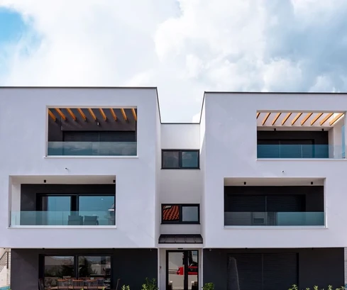 ATRATÍVNY PENTHOUSE S VÝHĽADOM NA MORE A JACUZZI, 450 M OD MORA!