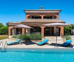 Istra, Višnjan: Kamena vila s bazenom i intimom