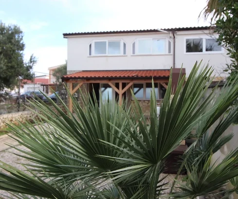 Das Anwesen liegt in zweiter Reihe zum Meer und verfügt über einen wunderschönen Garten.
