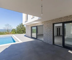 Istrie, villa moderne avec piscine et vue sur la montagne Učka et la nature