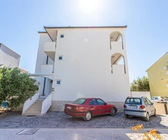 Immeuble à vendre près de la plage à Marina en Croatie